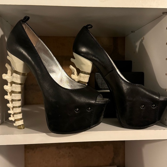 DSQUARED2 Fall 2010 RTW Spine Heels - Picture 10 of 10